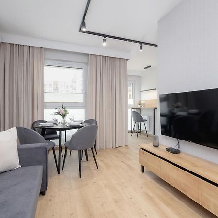 Bright Apartment In Krakow With Garden, Air Conditioning, Parking And Desk By Renters Prestige Bagian luar foto