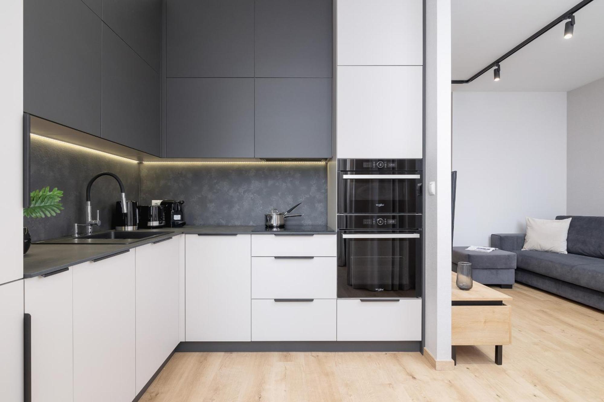 Bright Apartment In Krakow With Garden, Air Conditioning, Parking And Desk By Renters Prestige Bagian luar foto