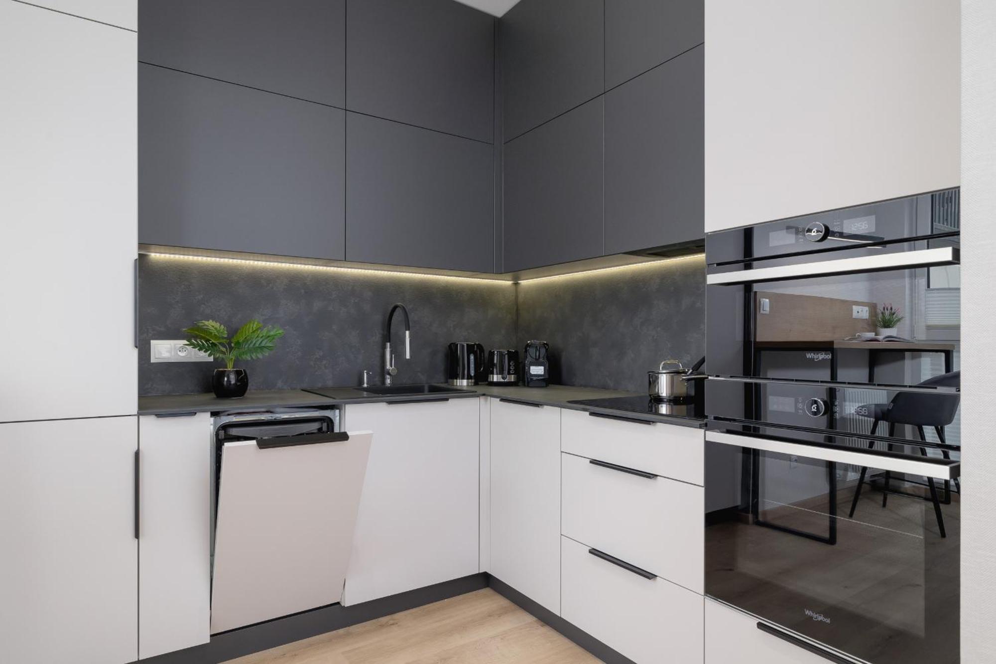 Bright Apartment In Krakow With Garden, Air Conditioning, Parking And Desk By Renters Prestige Bagian luar foto