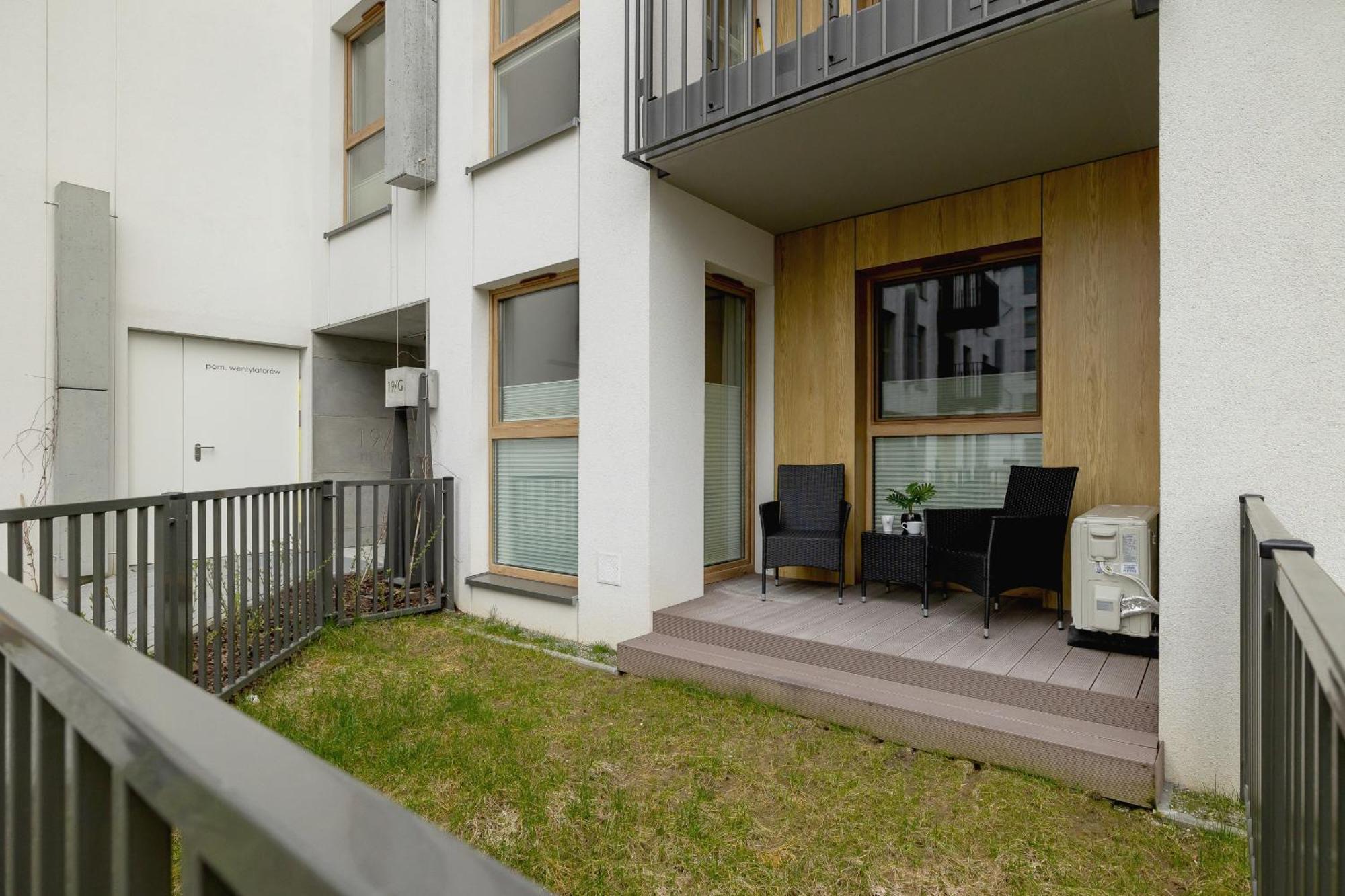 Bright Apartment In Krakow With Garden, Air Conditioning, Parking And Desk By Renters Prestige Bagian luar foto