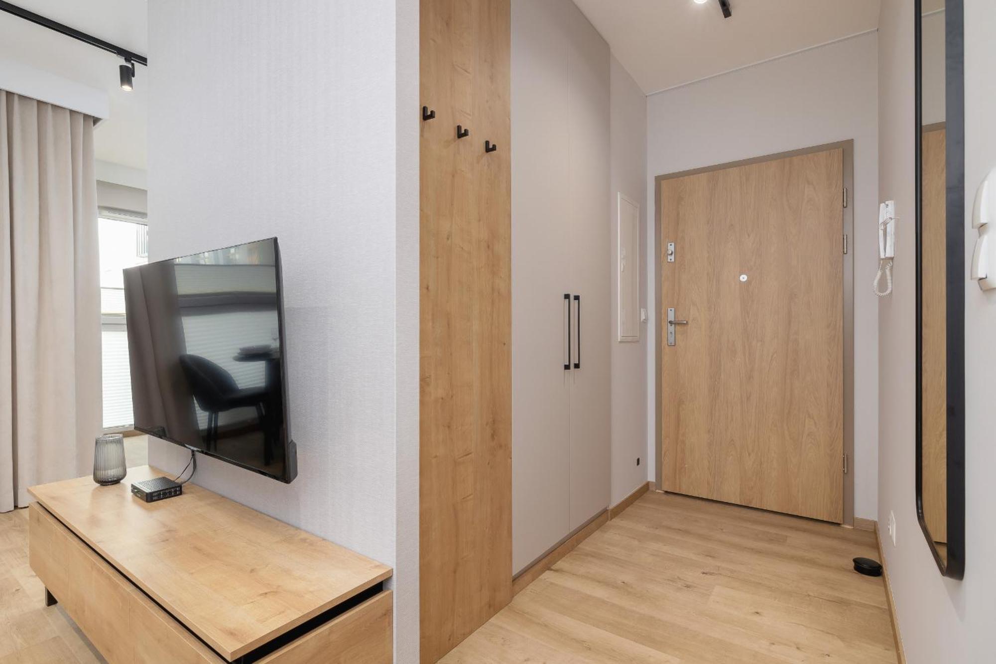 Bright Apartment In Krakow With Garden, Air Conditioning, Parking And Desk By Renters Prestige Bagian luar foto