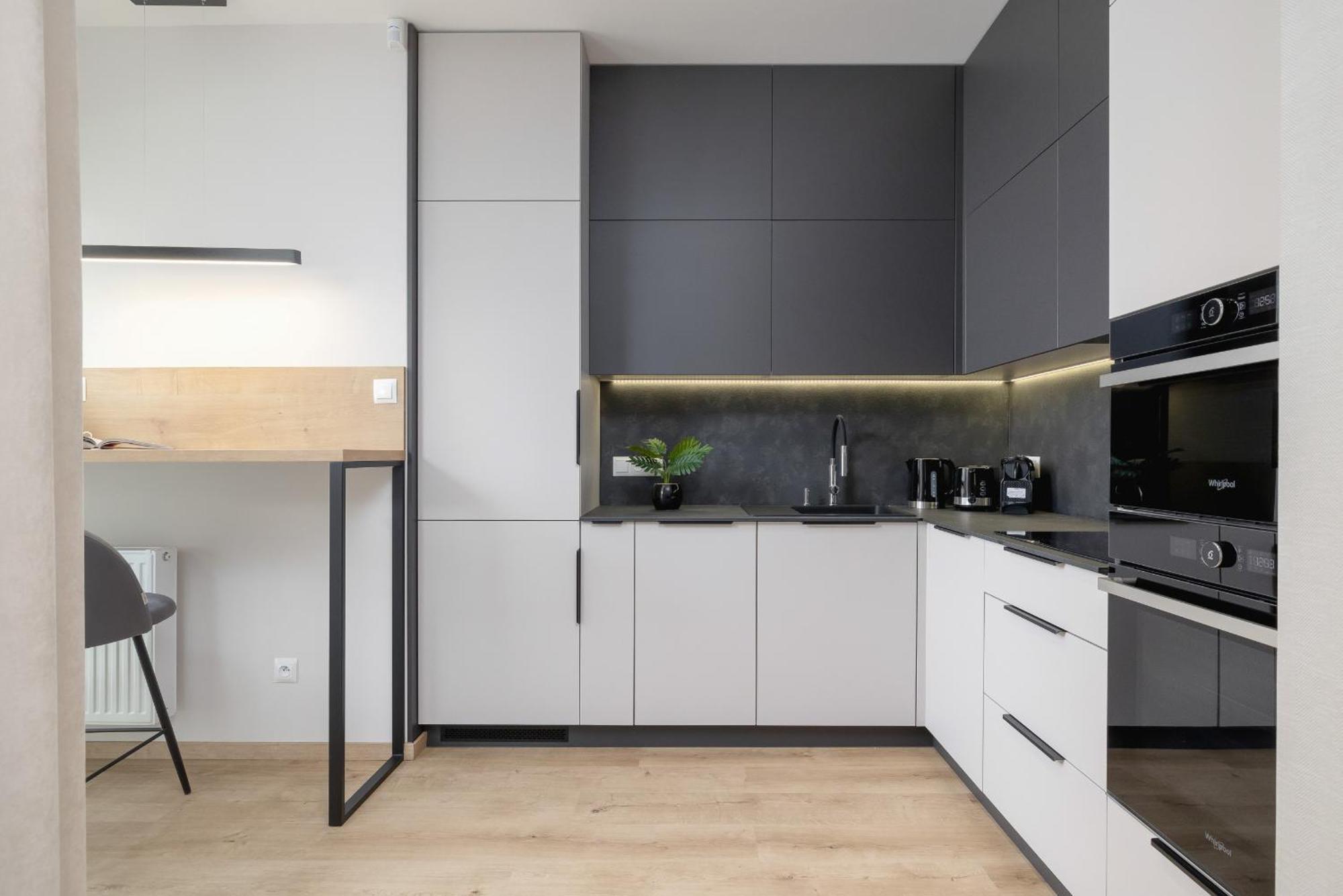 Bright Apartment In Krakow With Garden, Air Conditioning, Parking And Desk By Renters Prestige Bagian luar foto