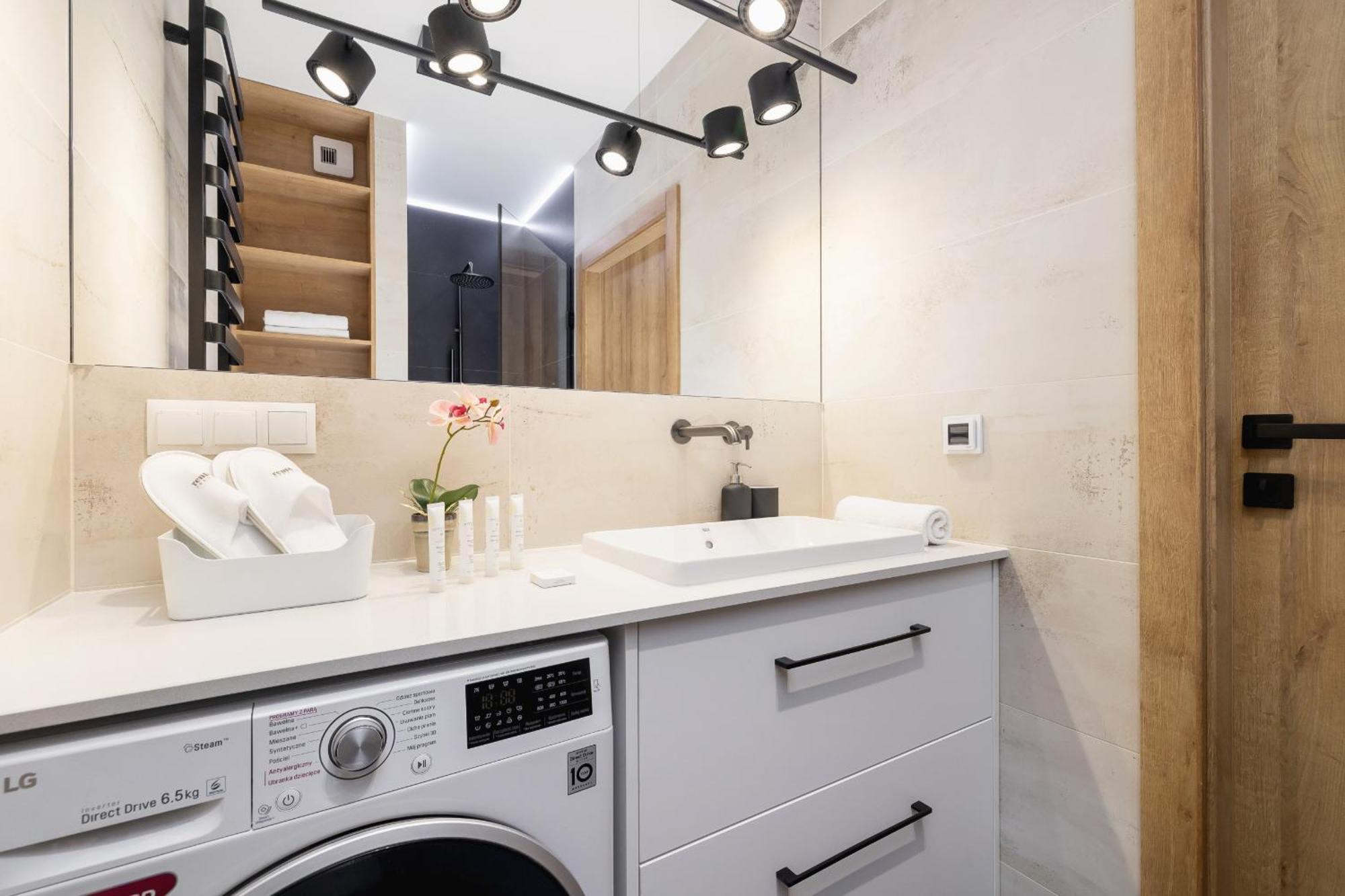 Bright Apartment In Krakow With Garden, Air Conditioning, Parking And Desk By Renters Prestige Bagian luar foto