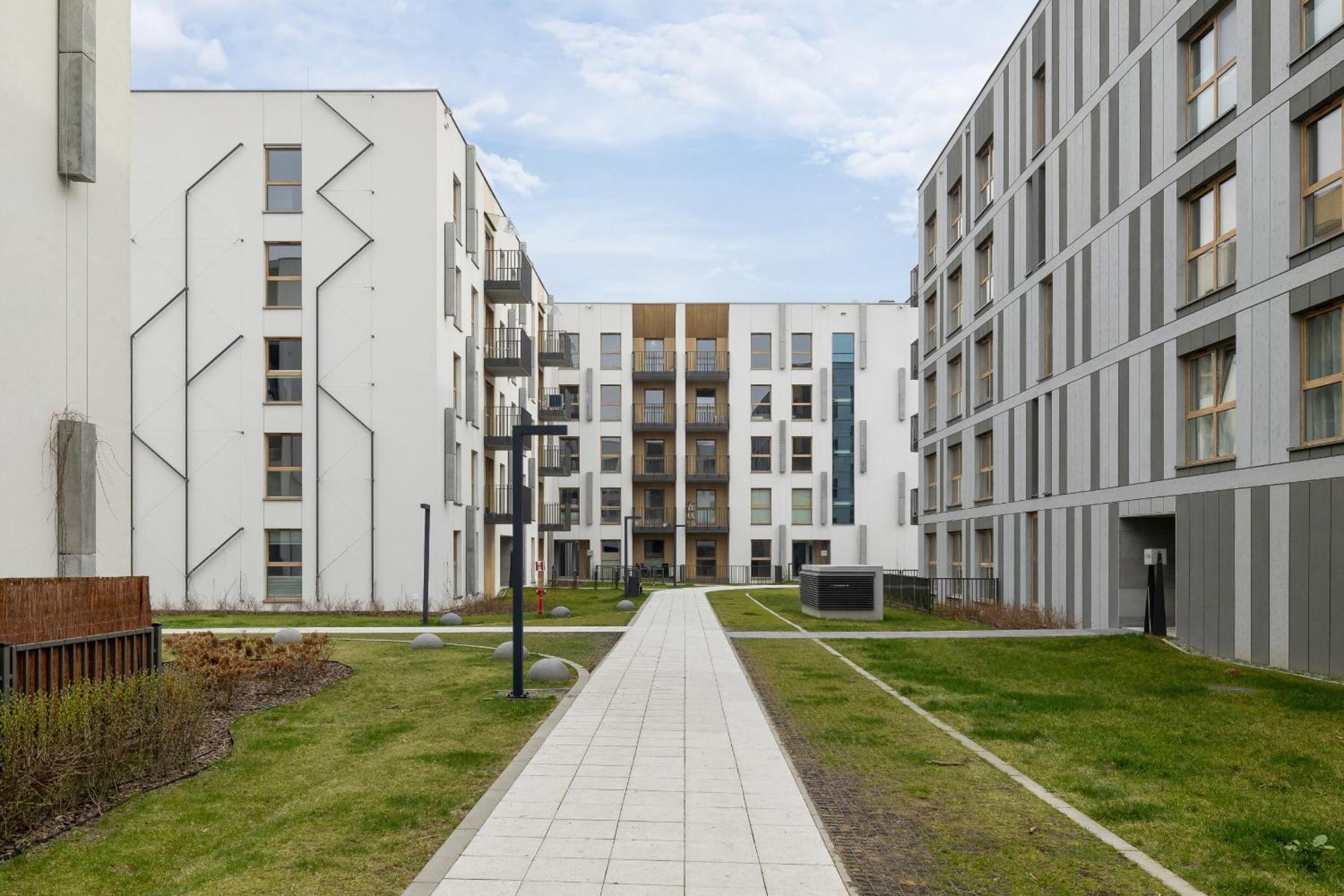 Bright Apartment In Krakow With Garden, Air Conditioning, Parking And Desk By Renters Prestige Bagian luar foto